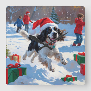 Springer Spaniel läuft durch Schnee mit Weihnachts Quadratische Wanduhr