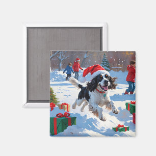 Springer Spaniel läuft im Schnee mit Weihnachtsmüt Magnet