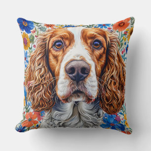 Springer Spaniel mit farbenfrohem floralem Hinterg Kissen
