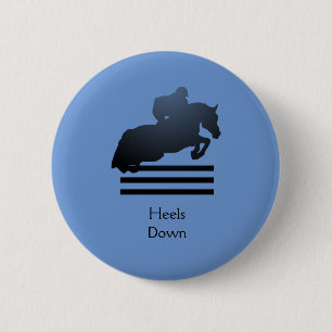 Springreiter, der ein Hindernis überwindet. Button