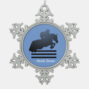 Springreiter, der ein Hindernis überwindet. Schneeflocken Zinn-Ornament