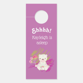 Springtime Baby schläft vor der Tür. Türanhänger