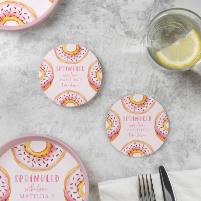 Sprinkler mit Liebe-Rosa-Donut-Babydusche Runder Pappuntersetzer (Von Creator hochgeladen)