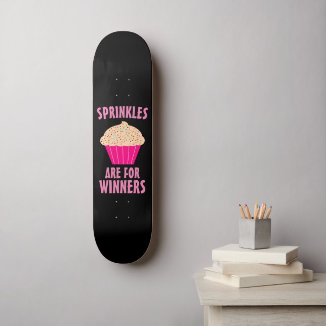 SPRINKLES SIND FÜR GEWINNER KUPCAKE MÄDCHEN FRONSK SKATEBOARD (Wandkunst)