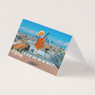 Spritz Cocktail auf einem Tisch mit Blick auf Mail