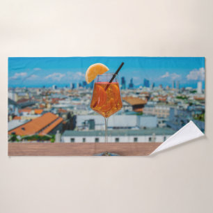 Spritz Cocktail auf einem Tisch mit Blick auf Mail Badehandtuch