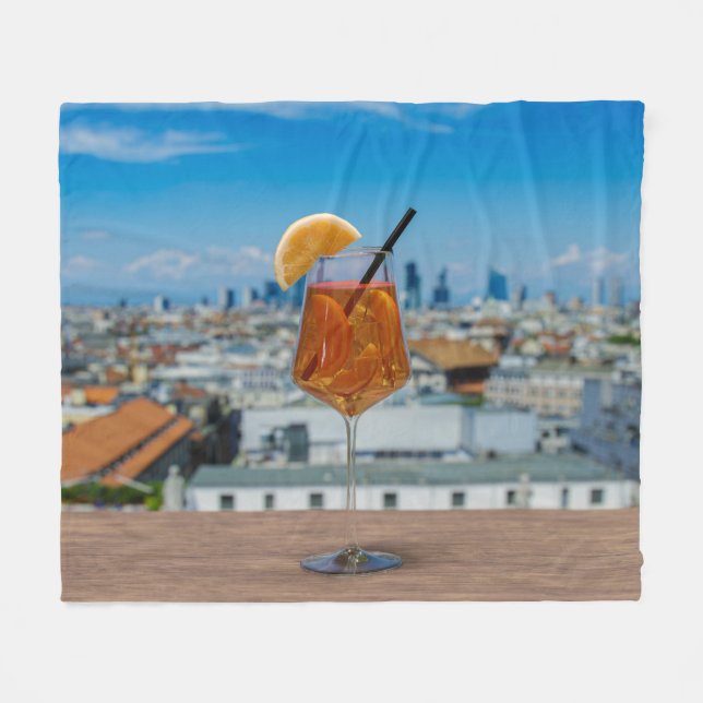 Spritz Cocktail auf einem Tisch mit Blick auf Mail Fleecedecke (Vorderseite (Horizontal))