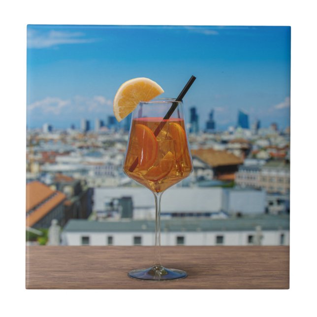 Spritz Cocktail auf einem Tisch mit Blick auf Mail Fliese (Vorderseite)