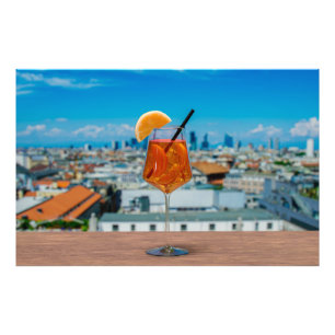 Spritz Cocktail auf einem Tisch mit Blick auf Mail Fotodruck