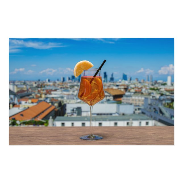 Spritz Cocktail auf einem Tisch mit Blick auf Mail Fotodruck (Vorne)