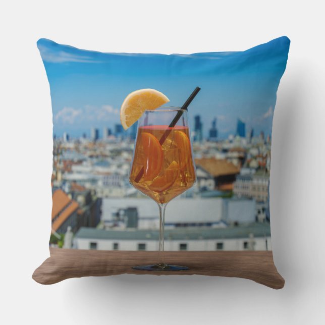 Spritz Cocktail auf einem Tisch mit Blick auf Mail Kissen (Vorderseite)
