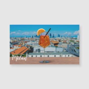 Spritz Cocktail auf einem Tisch mit Blick auf Mail Magnetkarte