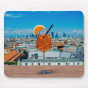 Spritz Cocktail auf einem Tisch mit Blick auf Mail Mousepad