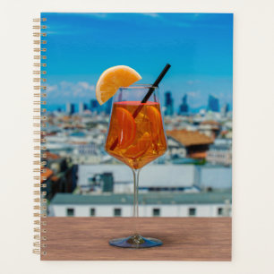Spritz Cocktail auf einem Tisch mit Blick auf Mail Planer
