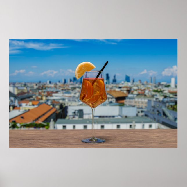 Spritz Cocktail auf einem Tisch mit Blick auf Mail Poster (Vorne)
