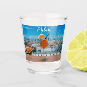 Spritz Cocktail auf einem Tisch mit Blick auf Mail Schnapsglas