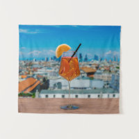 Spritz Cocktail auf einem Tisch mit Blick auf Mail