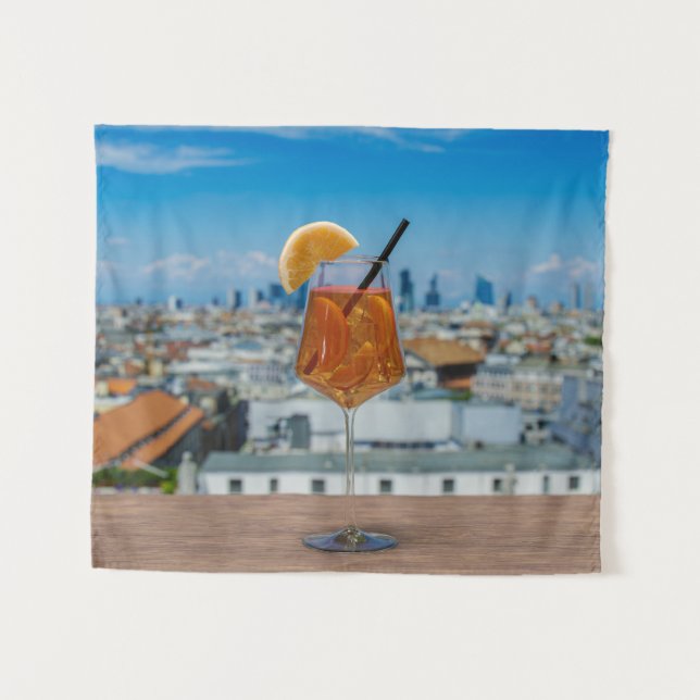 Spritz Cocktail auf einem Tisch mit Blick auf Mail Wandteppich (Vorderseite (Horizontal))