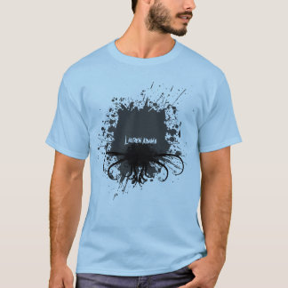Spritzer auf hellen Männern T-Shirt