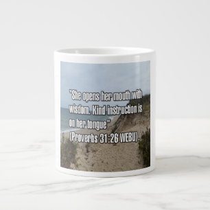 Sprüche 31:26 WEBU Tasse