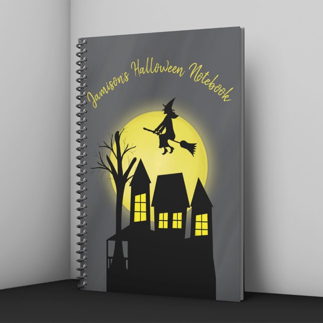Spuk Haus und Fliegerhexe mit Mondlicht Notizblock (Spooky Halloween notebook with witch flying over haunted house and glowing full moon.)