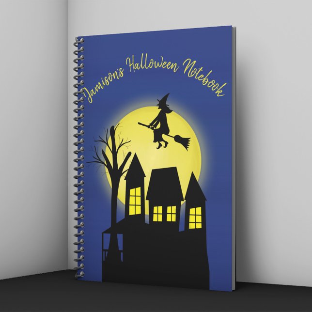 Spuk Haus und Fliegerhexe mit Mondlicht Notizblock (Personalized Halloween notebook with witch flying over haunted house and glowing moon.)