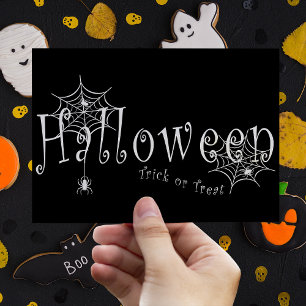 Spukhafte Eleganz: Halloween-Spinnennetz-Design Postkarte