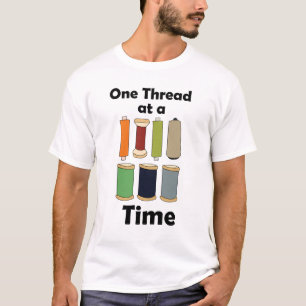 Spulen von Faden, ein Faden nach dem anderen Motiv T-Shirt