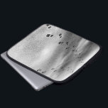 Spuren im Schnee Laptopschutzhülle<br><div class="desc">Eine Beschneiung von frischem Schnee bedeckt eine schwarze Einfahrt mit unterschiedlichen Dichten. Zwei Sets schwarzer Stiefeldrucke beginnen nebeneinander oben im Bild und weichen beim nähern sich dem Betrachter in diesem vertikalen, schwarz-weißen Foto ab. Ein Set von Gleisen führt in die untere links Ecke, während das andere Set der Fußspuren auf...</div>