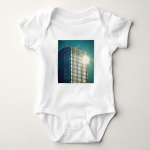 Square Foto - Sun auf einem Gebäude Baby Strampler
