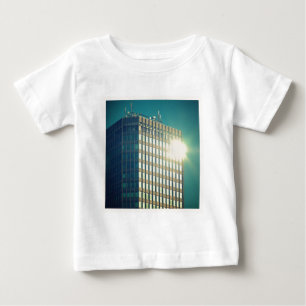 Square Foto - Sun auf einem Gebäude Baby T-shirt