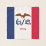 Square Scarf mit Flagge des Staat Iowa, USA Schal<br><div class="desc">Fügen Sie Ihrem Kleiderschrank eine Touch Staatsstolz mit unserem exklusiven quadratischen Schal mit der Flagge von Iowa hinzu. Dieser Schal ist mehr als nur ein Mode-Accessoire, er ist eine Feier des reichen Erbes und der lebendigen kulturellen Identität Iowas. Das Design zeigt deutlich die ikonische Iowa-Staatsflagge, was diesen Schal zu einer...</div>