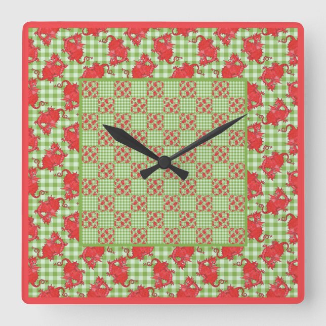 Square Wall Clock: Rote Drachen auf Green Gingham Quadratische Wanduhr (Vorderseite)