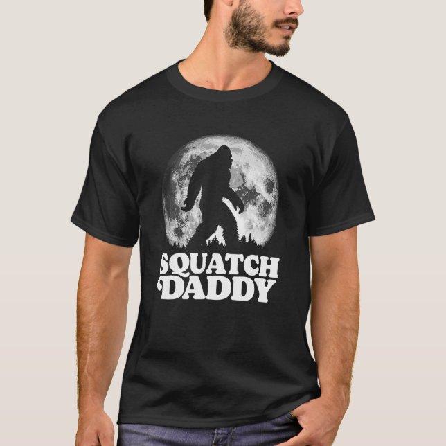 Squatch Daddy Funny Bigfoot bei Night Moon Graphic T-Shirt (Vorderseite)