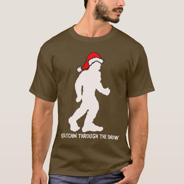 Squatchin durch das Schnee-Shirt T-Shirt (Vorderseite)