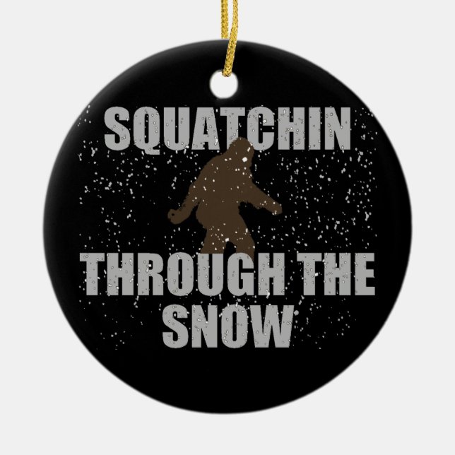 Squatchin durch die Schnee Sasquatch Verzierung Keramikornament (Vorne)
