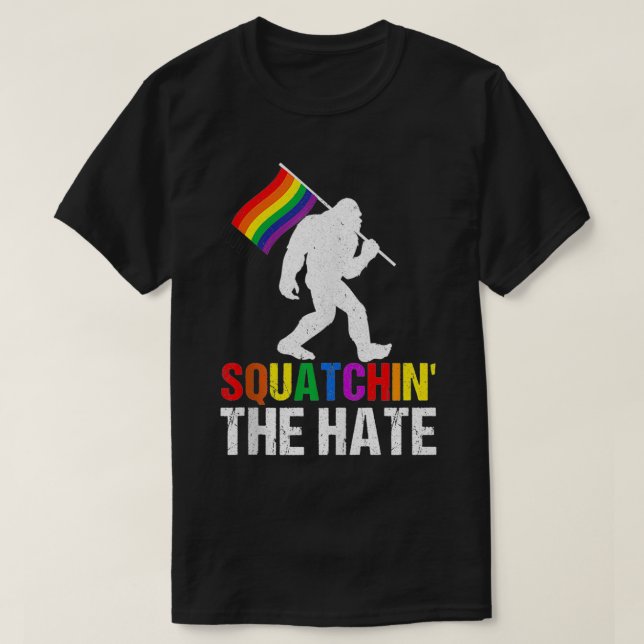 Squatchin' Hate LGBTQ Bigfoot Rainbow Flag Gay T-Shirt (Design vorne)