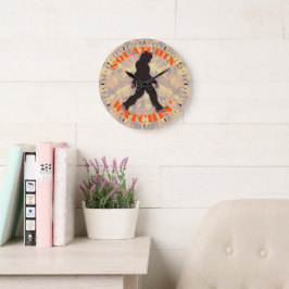 Squatchin sieht zwei große wanduhr