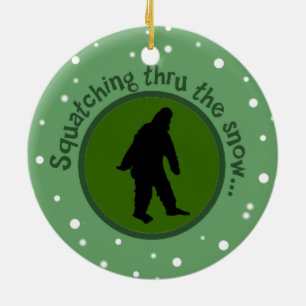 Squatching durch die Schnee Sasquatch Keramik Ornament