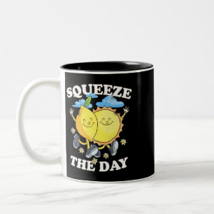 Squeeze the Day Retro Pun Groovy Seize the Day Fun Zweifarbige Tasse
