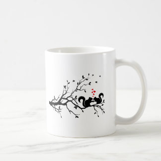 Squrrels mit roten Herzen auf Baumast Tasse