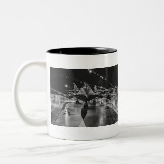 SR-71 Blackbird im Dayton Air Force Museum Zweifarbige Tasse