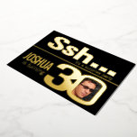 Ssh... Überraschung 30. Geburtstag Party Gold schw Folieneinladung<br><div class="desc">Fett einfache grafische Goldfolie auf schwarz oder Ihre eigene Folie Fotovorlage 30. Geburtstag Party Überraschung Ssh... Einladung. Personalisieren Sie diese Meilenstein-Geburtstagseinladung mit Ihren eigenen Geburtstagsfeierdetails, einem Foto Ihres Geburtstagsjungen inmitten der vereitelten 30. Andere Jahre Farben und passende Artikel sind verfügbar. © Original Design von Sarah Trett für www.mylittleeden.com auf Zazzle....</div>