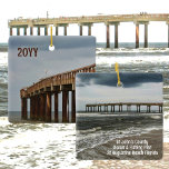 St Augustine Beach FL Pier Fotografie mit Jahr Keramikornament<br><div class="desc">Der St. John's Landkreis Ocean & Fishing Pier erstreckt sich vom Sandstrand St Augustine Beach, Florida, 200 m bis zum Atlantik und wird auf diesem fotografischen Reise Andenken Keramik mit individualisierbarem Jahr präsentiert. Jedes dieser zweiseitigen Sake-Ornamente hat eine andere Sicht auf den Augustiner Pier und Text, den Sie personalisieren oder...</div>