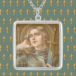 St. Joan of Arc (JM 28) Versilberte Kette<br><div class="desc">Der heilige Joan von Arc, die "Maid von Orleans", ist die Schutzheilige von Frauen, die im Militär dienen. In dieser Darstellung wird ihre militärische Karriere betont. St. Joan ist in einer modernen Plattenrüstung aus dem 15. Jahrhundert verkleidet und trägt ein Schwert in einem mit Fleur di lis verzierten Schwert. Der...</div>