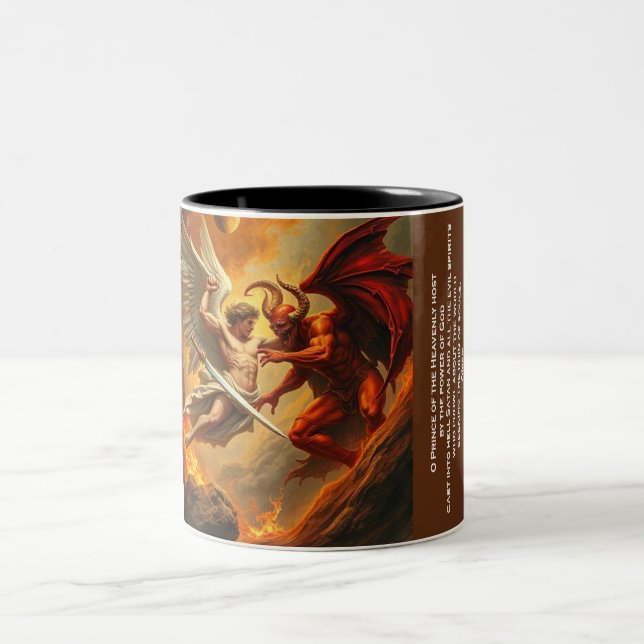 St. Michael der Erzengel Slays Satan zweifarbige T Tasse (Mittel)