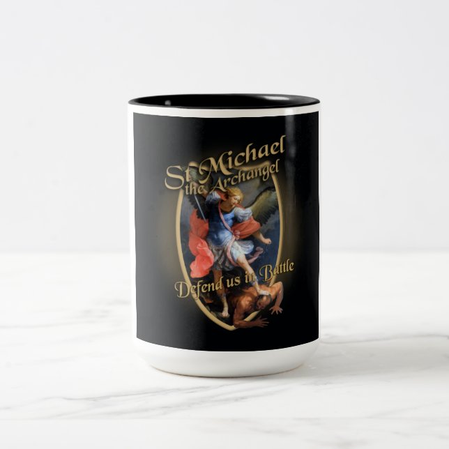 ST MICHAEL DER ERZENGEL VERTEIDIGEN US IM KAMPF ZWEIFARBIGE TASSE (Mittel)
