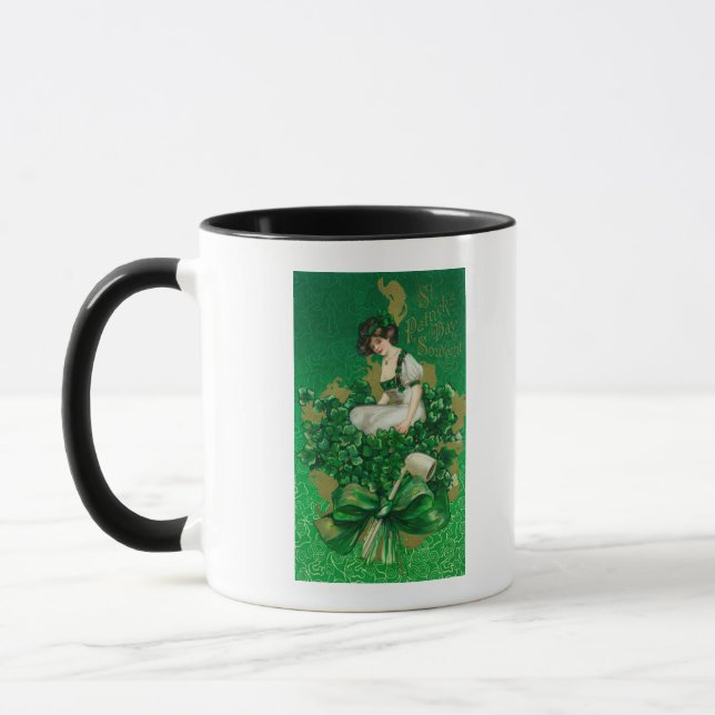 St. Patrick Day Souvenir Frau auf Clover Scene Tasse (Links)