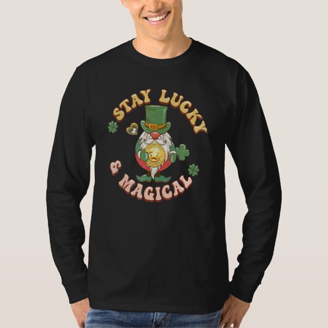 St Patrick Gnome Holding A Gold Coin Stay Lucky &  T-Shirt (Vorderseite)