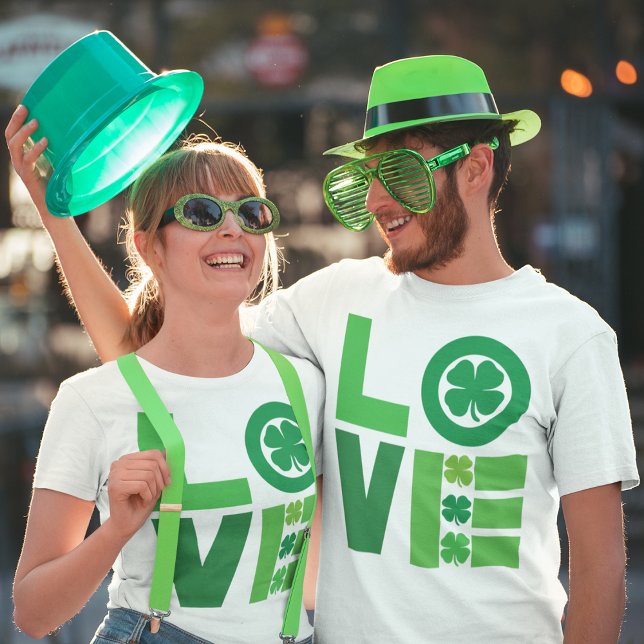 St. Patrick Liebe T-Shirt (Couples laughing together at St.Patrick's Festival)